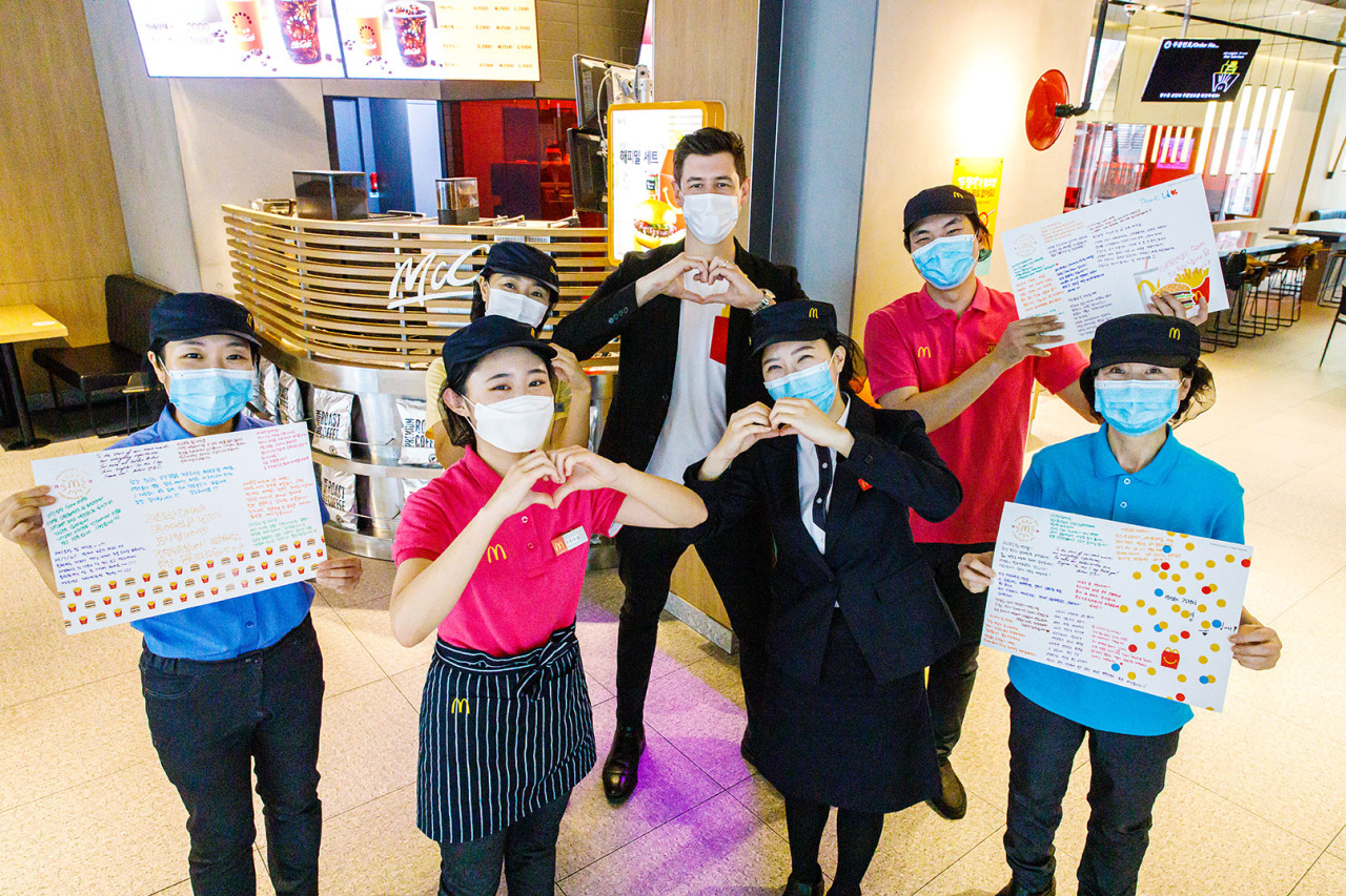 McDonald‘s Korea Managing Director Antoni Martinez (center) celebrates the company‘s Founder‘s Day with employees inside the Sangam DMC McDonald‘s store in Seoul on Tuesday. (McDonald‘s Korea)