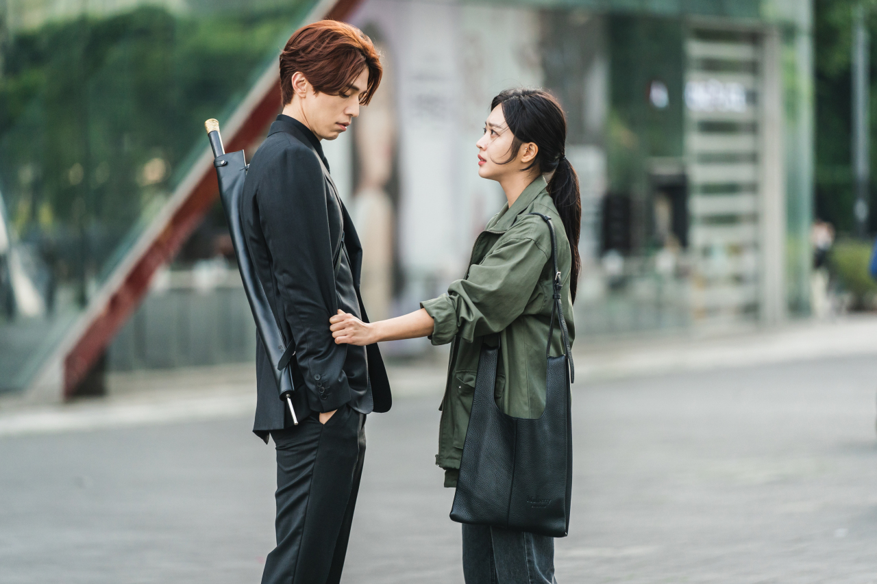 Lee Dong-wook (left) and Jo Bo-ah in tvN’s “Tale of the Nine Tailed” (Cj Entertainment)