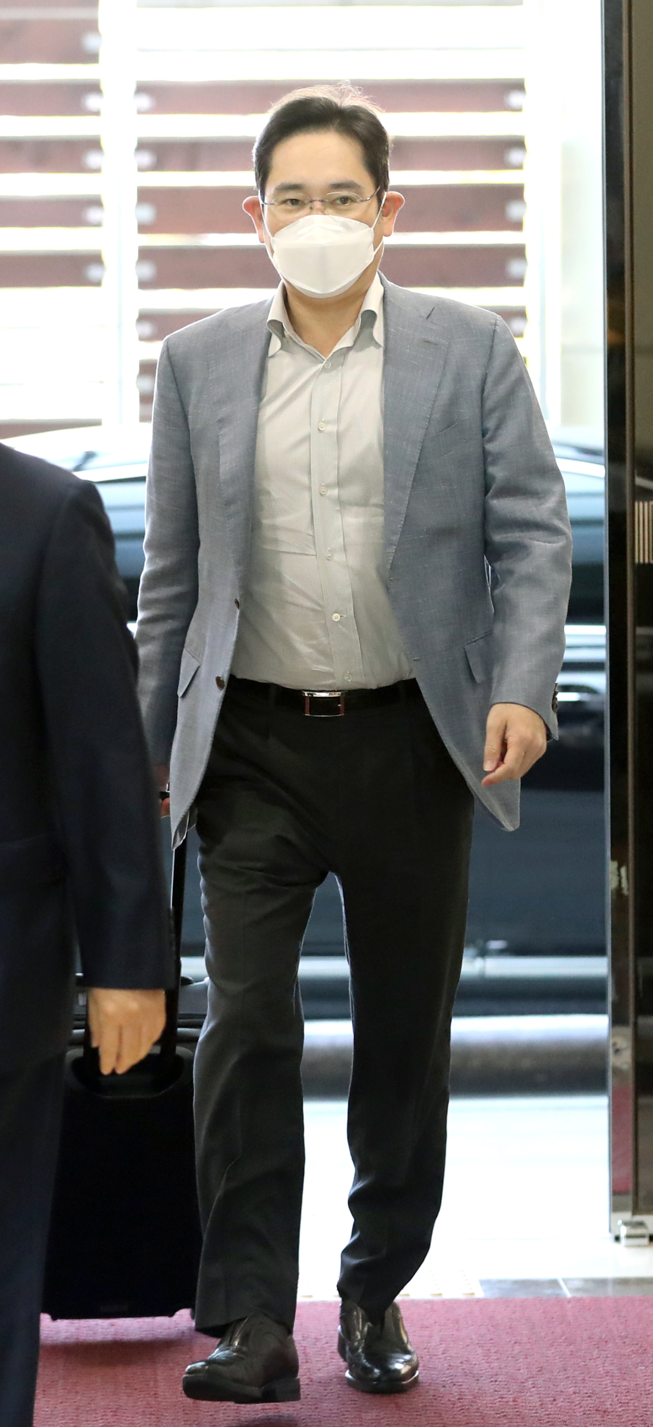 Samsung Electronics Vice Chairman Lee Jae-yong arrives at Gimpo International Airport in Seoul on Monday following his business trip to Europe on Wednesday. (Yonhap)