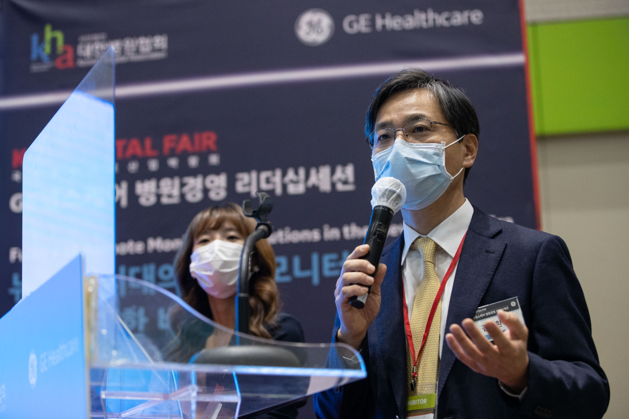 Professor Kim Kyung-hwan (right) of Seoul National University Hospital and GE Healthcare Lifecare Solution Director Park Jung-eun (GE Healthcare)