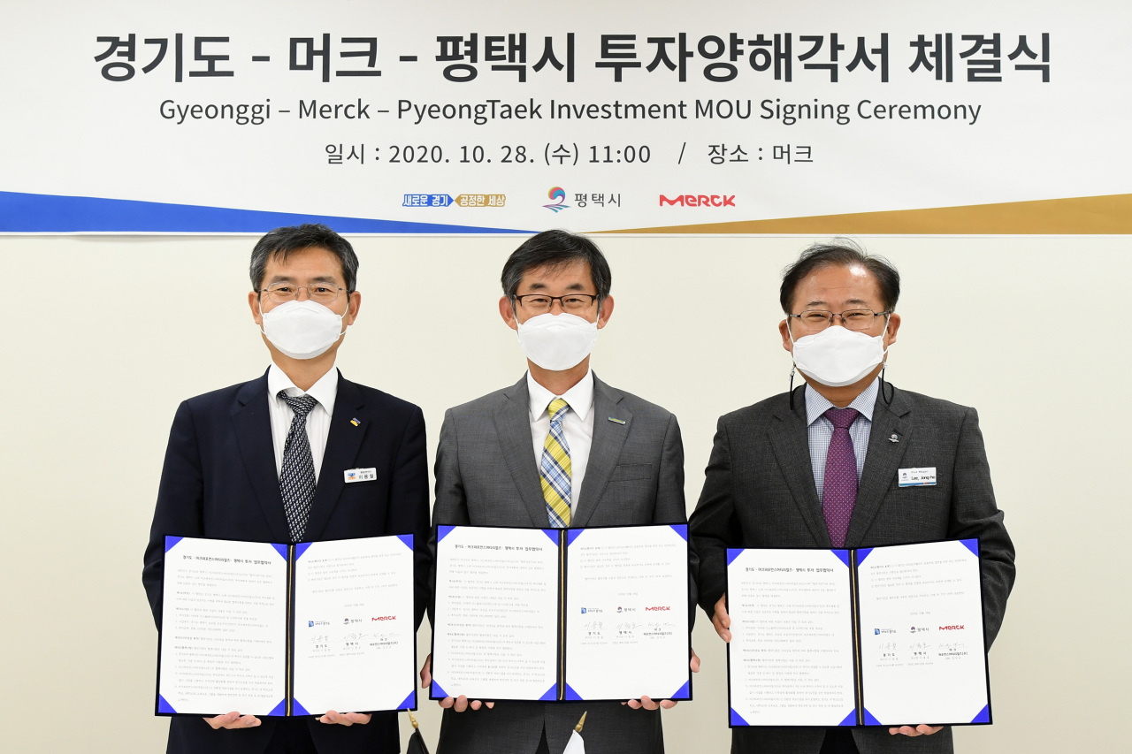 From left: Lee Yong-chul, vice governor for administrative affairs of Gyeonggi Province, Kim Woo-kyu, managing director of Merck Korea, and Lee Jong-ho, vice mayor of Pyeongtaek City pose at an event marking Merck‘s new investment plan. (Merck)
