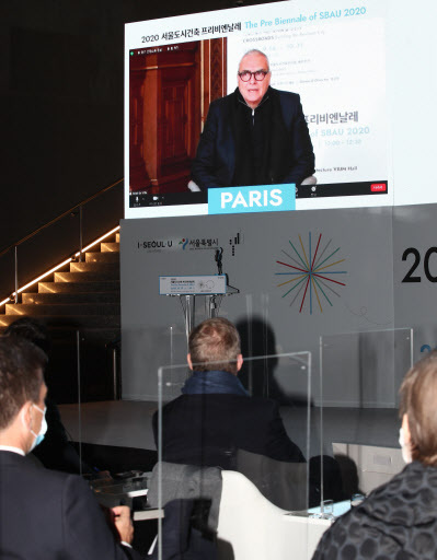 Dominique Perrault, general director of the Seoul Biennale of Architecture and Urbanism, speaks at a pre-biennale event in Paris. (Yonhap)