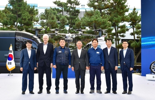 Lee Sang-soo (third from left), head of Hyundai Motor’s labor union, and Chairman Chung Euisun (fourth from left) pose for a photo at Hyundai Motor’s Ulsan plant on Friday. (Hyundai Motor)
