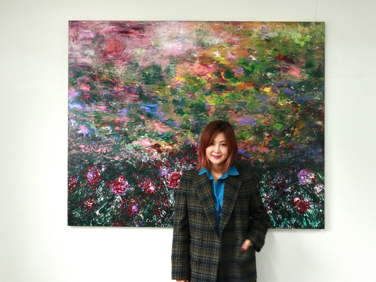 Artist Kwon Ji-an poses in front of her new finger painting series (M.A.P Crew)