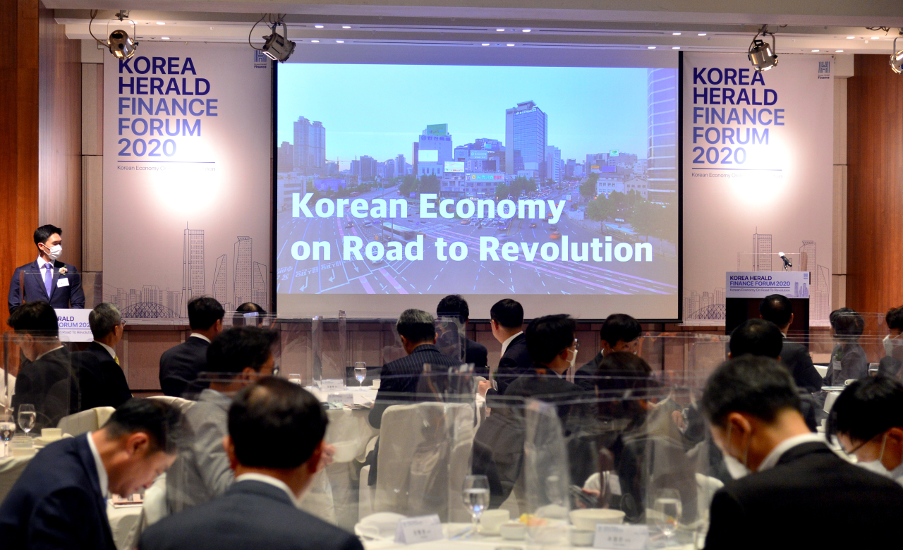 South Korea’s top bankers, policymakers and economists attend The Korea Herald's first finance forum held at The Shilla Seoul on Wednesday. (Park Hyun-koo/The Korea Herald)