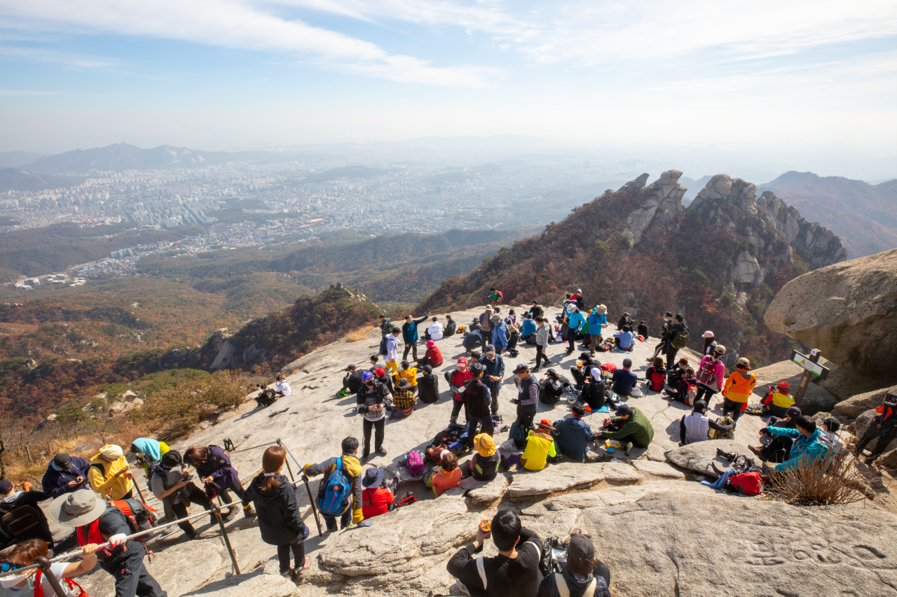 Many hikers crowd the top of Bukhansan in Seoul on Oct. 25. (Yonhap)