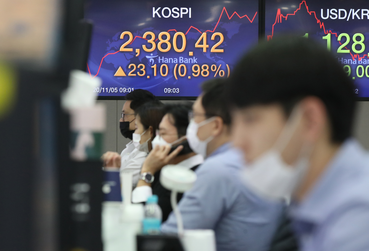 The Kospi rates are shown on the dealing room screen at a Hana Bank in Seoul on Thursday morning. (Yonhap)