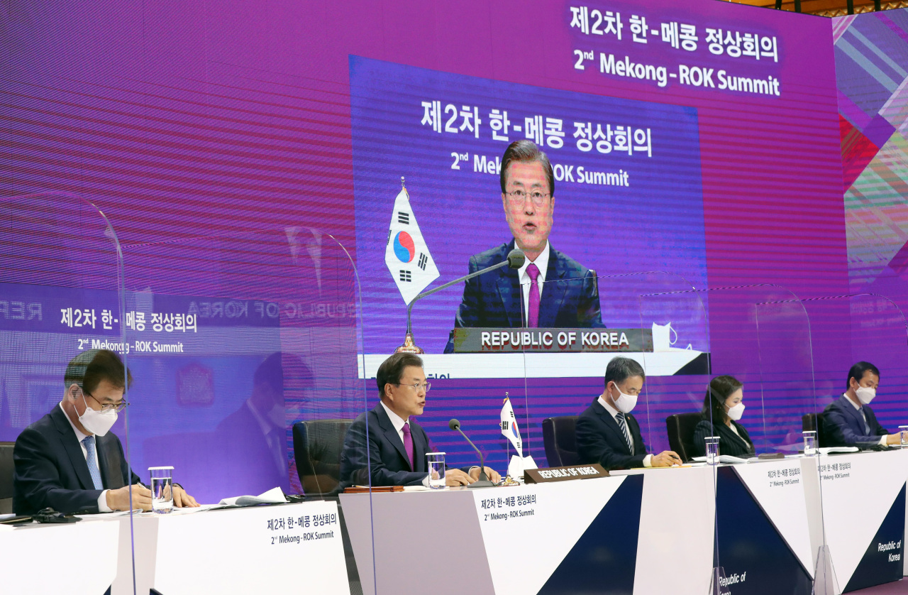South Korean President Moon Jae-in (far L) speaks during a summit between South Korea and five Southeast Asian nations along the Mekong River -- Cambodia, Laos, Myanmar, Thailand and Vietnam -- via video links at the presidential office Cheong Wa Dae in Seoul on Friday. (Yonhap)