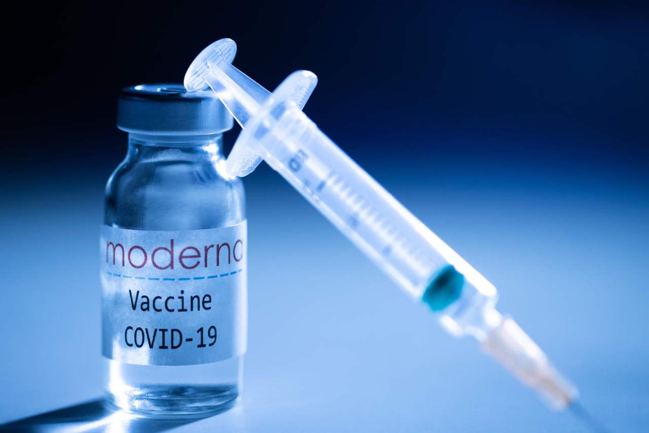 A syringe and a vial with the logo of US biotech firm Moderna. (AFP-Yonhap)