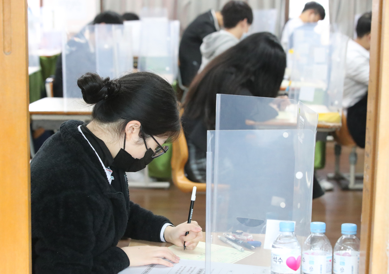 High school seniors take a mock test in Daegu, South Korea, on Wednesday. (Yonhap)