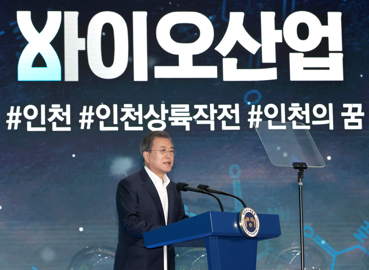 President Moon Jae-in expresses appreciation for Samsung Biologics` 1.7 trillion won and Celltrion`s 500 billion won investments in biologics industry, promises 1.7 trillion won national budget for biohealth industry in 2021, at a memorandum of understanding ceremony held at Yonsei University Global Campus in Songdo, Incehon, on Wednesday. (Yonhap)