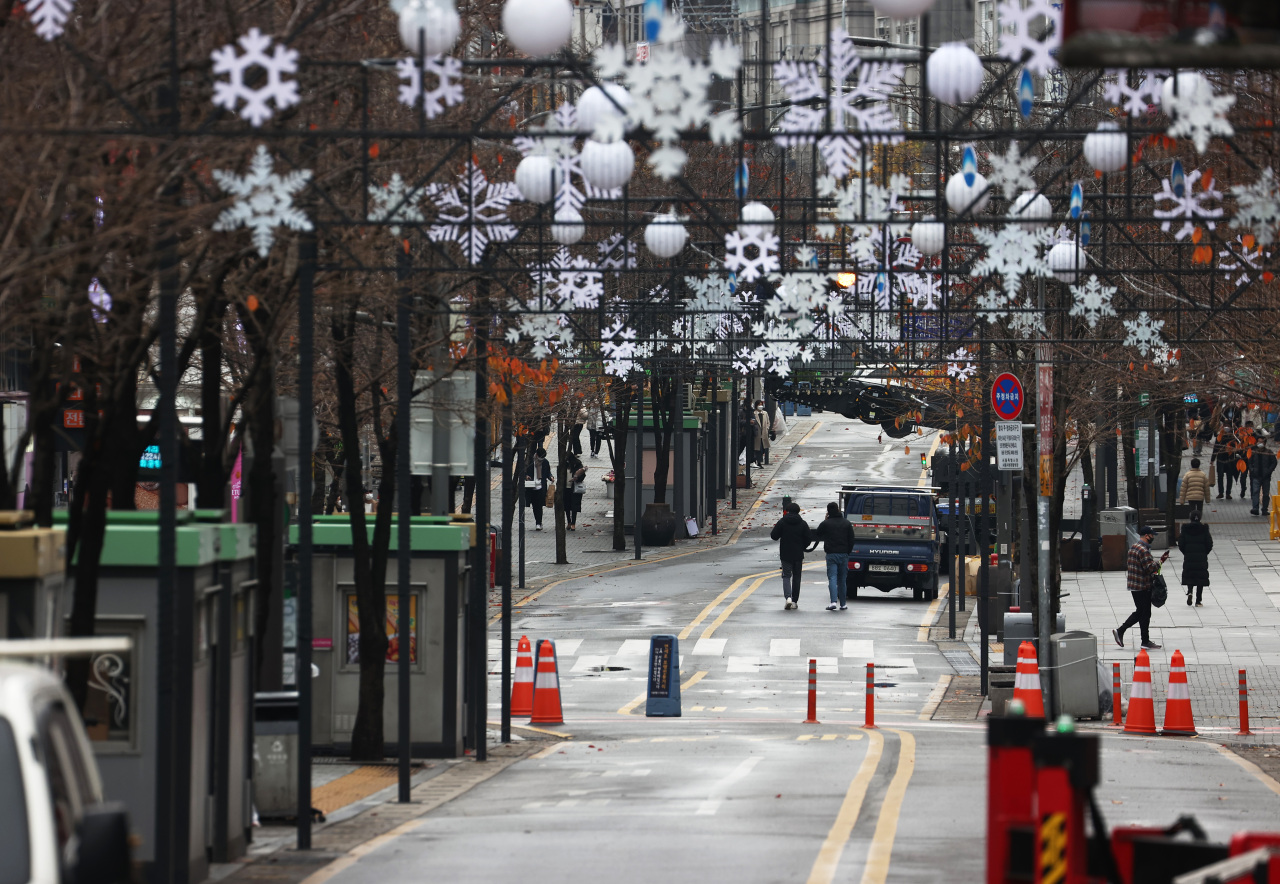 A street in the college district of Sinchon in Seoul is nearly empty on Sunday, after a series of coronavirus infections were reported at the nearby Yonsei and Sogang universities. (Yonhap)