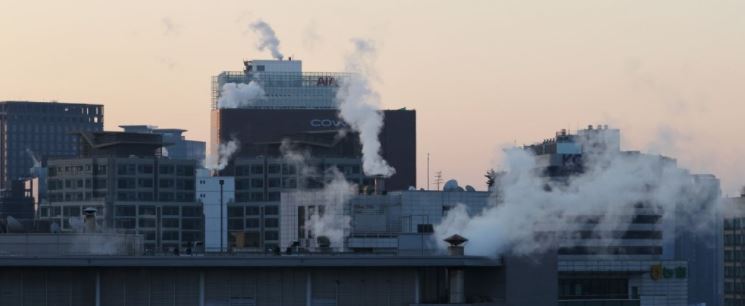 Vapor from heating being released from buildings in central Seoul on Monday. (Yonhap)