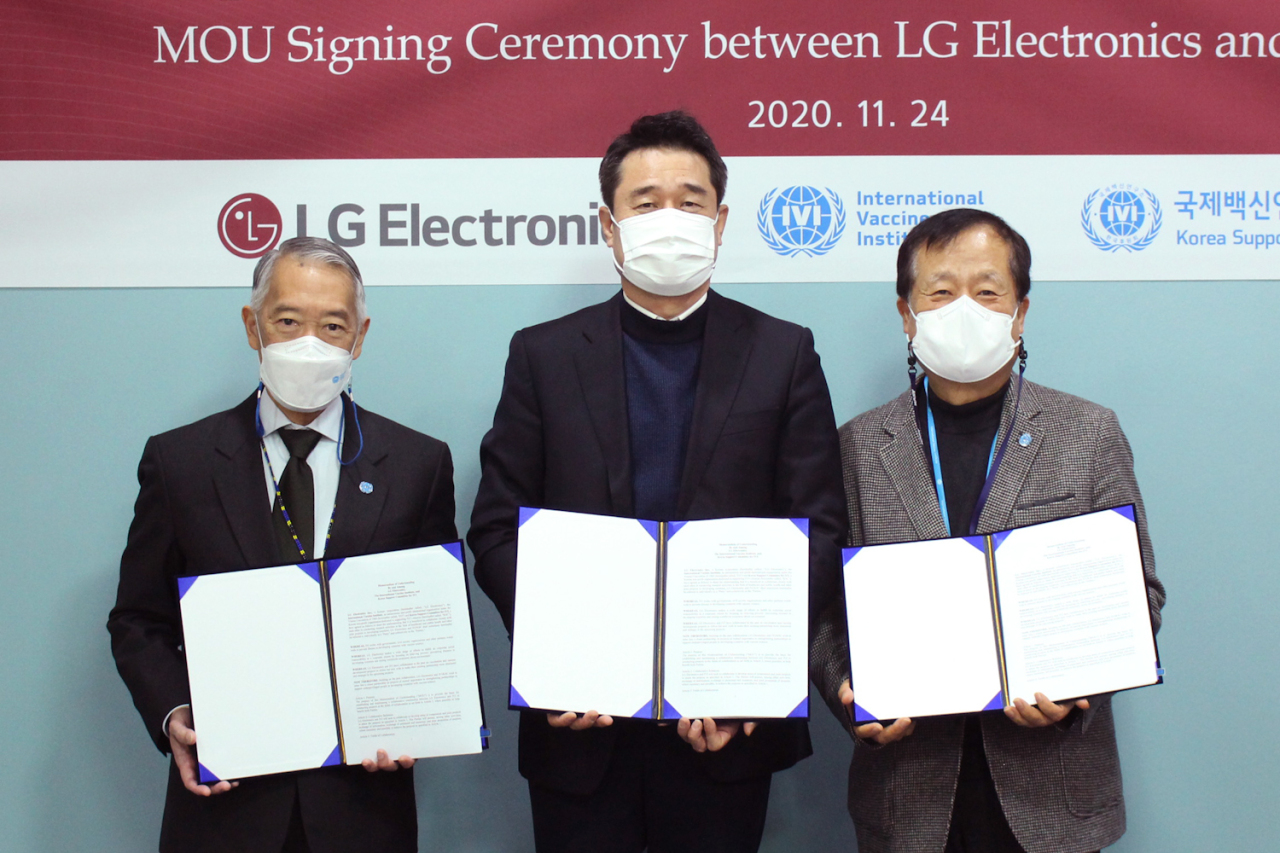From left: Jerome Kim, director general of International Vaccine Institute, Yoon Dae-sik, LG Electronics’ senior vice president of government relations and Park Sang-chul, president of Korea Support Committee for IVI, pose for a photo at an event marking the electronics firm‘s participation in a vaccination support program. (LG Electronics)