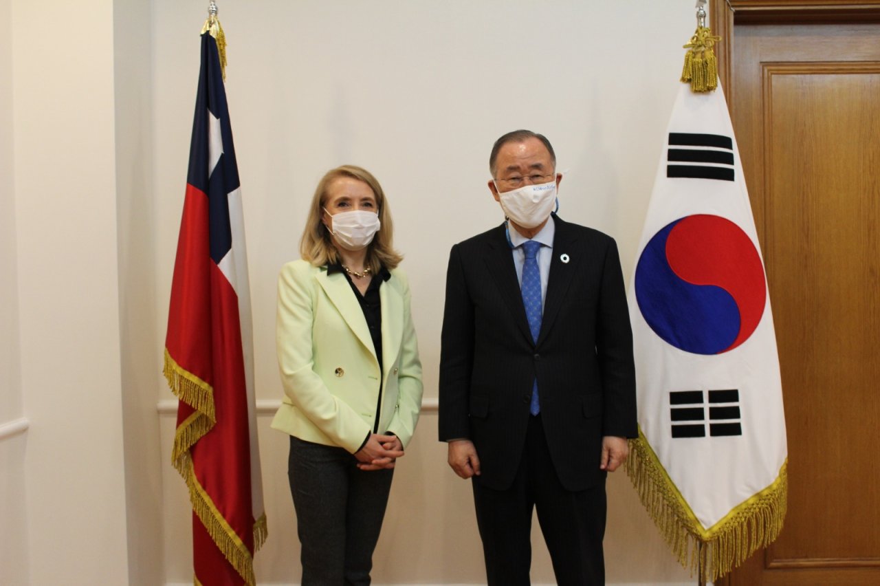 Ambassador of Chile to South Korea Gloria Cid Carreno (left) and former UN Secretary-General Ban Ki-moon pose for a picture during the “Strait of Magellan” Award ceremony held at the Embassy of Chile in central Seoul, Tuesday. (Embassy of Chile in Korea)