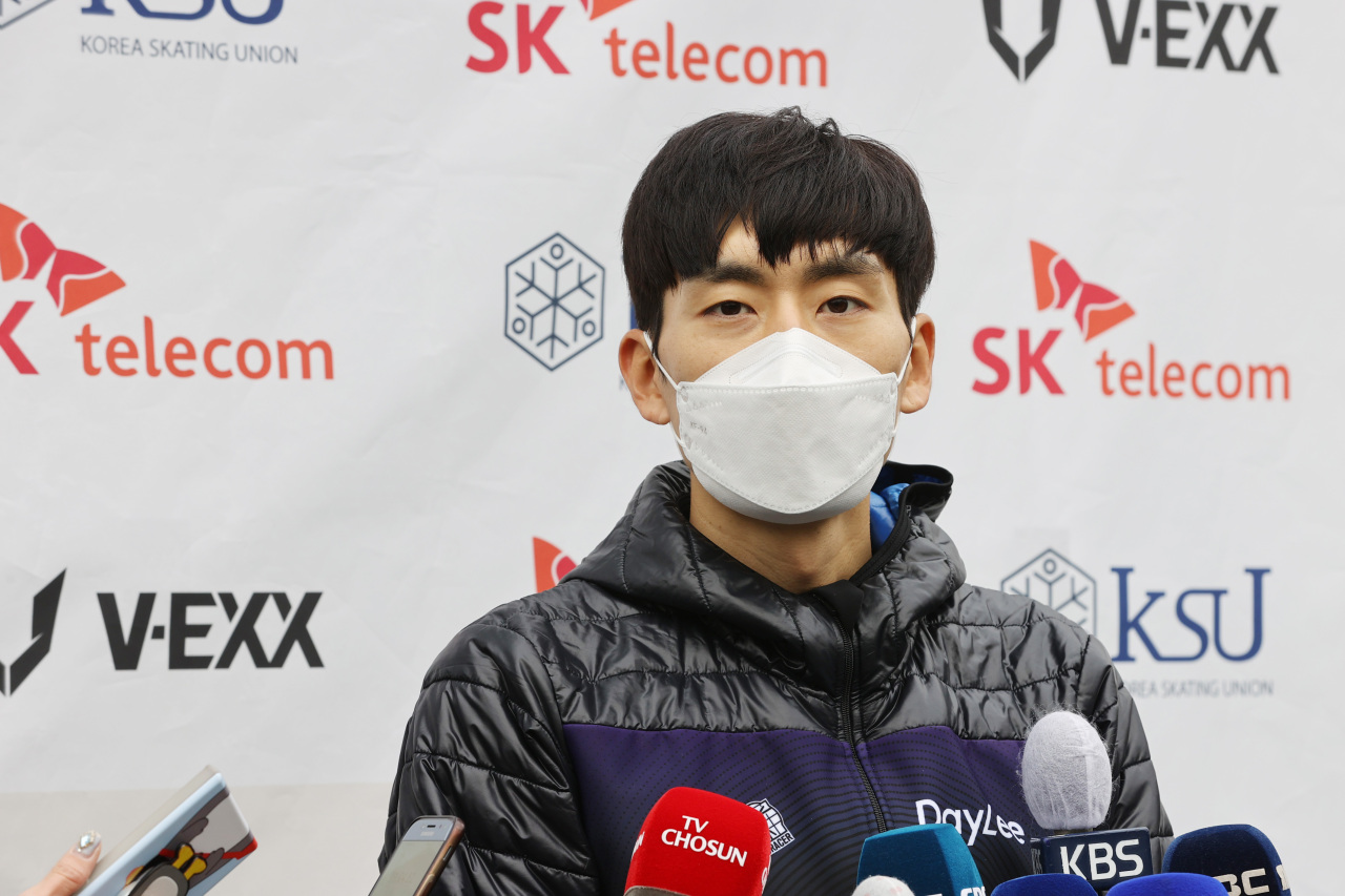 South Korean speed skater Lee Seung-hoon speaks to reporters after competing in the men's 5,000m race at the Korea Skating Union (KSU) President's Cup National Speed Skating Championship at Taeneung International Rink in Seoul on Wednesday. (Yonhap)