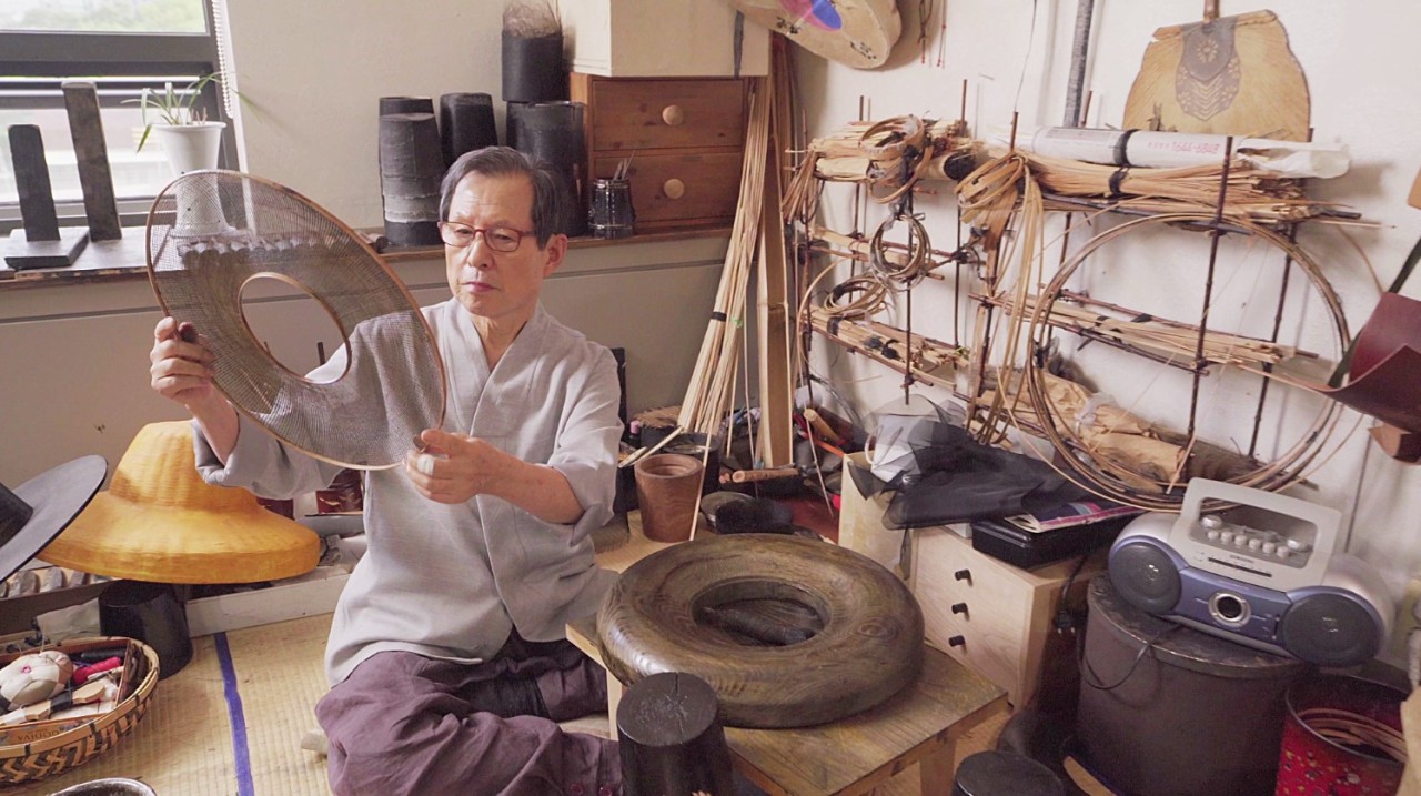 Gat master Jung Choon-mo (Yeol Korean Heritage Preservation Society)