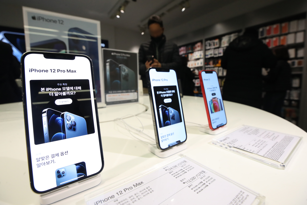 Apple Inc.'s iPhone 12 smartphones on display at a store in Myeongdong, central Seoul. (Yonhap)