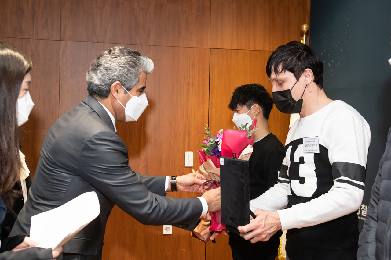 S-Oil CEO Hussain Al-Qahtani (left) bestows awards on Shin Dong-jun (second from right) and Aliakbar (right) for their acts of self-sacrifice at the annual Hero Citizens Award Ceremony held at its headquarters in Gongdeok-dong, Mapo-gu, western Seoul, Monday. (S-Oil)