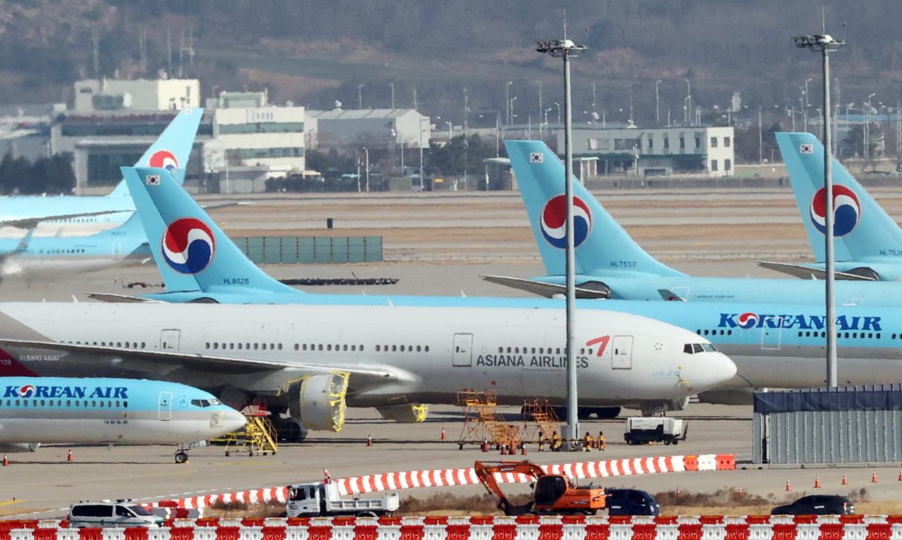 Korean Air and Asiana Airline airplanes sit at Incheon International Airport on Tuesday. (Yonhap)