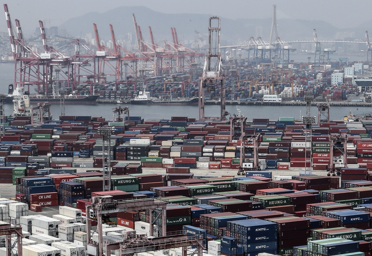 Stacks of import-export cargo containers on June. 4 at South Korea's largest seaport in Busan, 450 kilometers southeast of Seoul. (Yonhap)