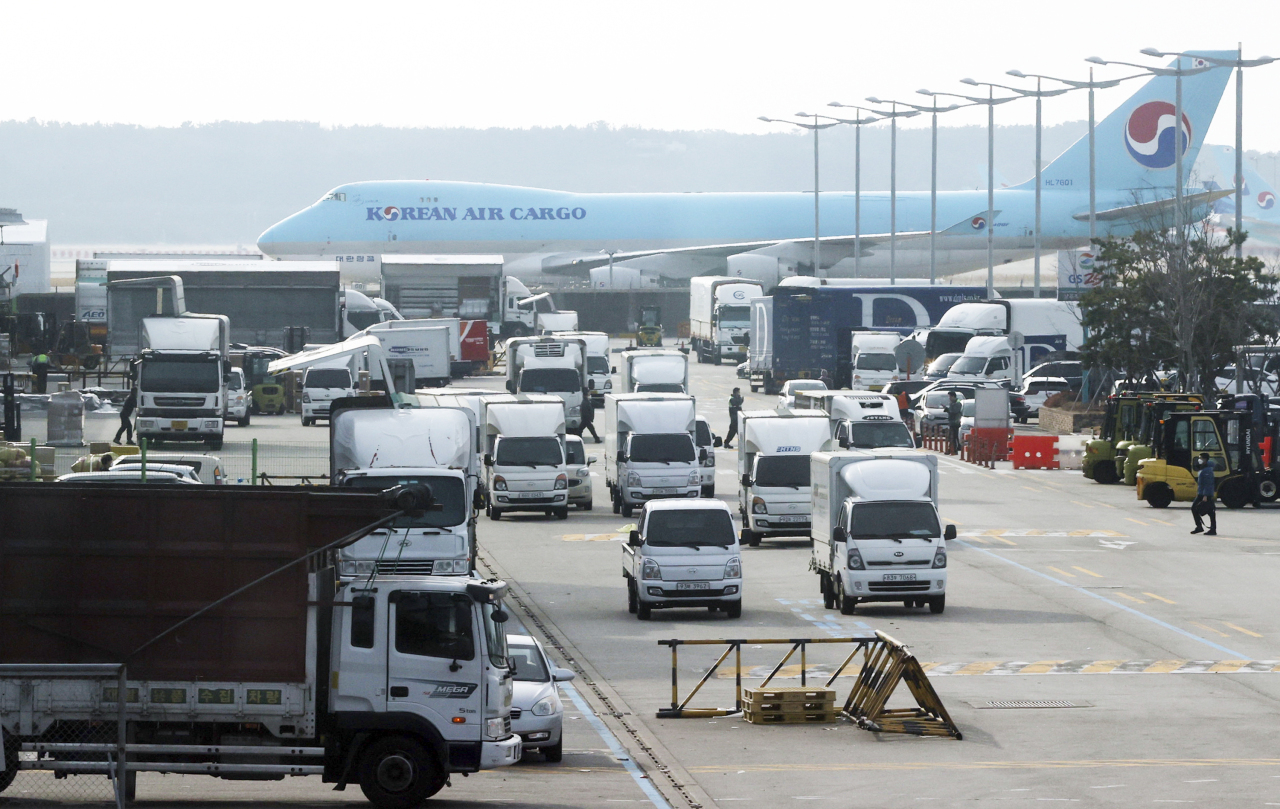 Trucks carrying export goods arrive at Incheon International Airport in Incheon, west of Seoul, on Monday. (Yonhap)