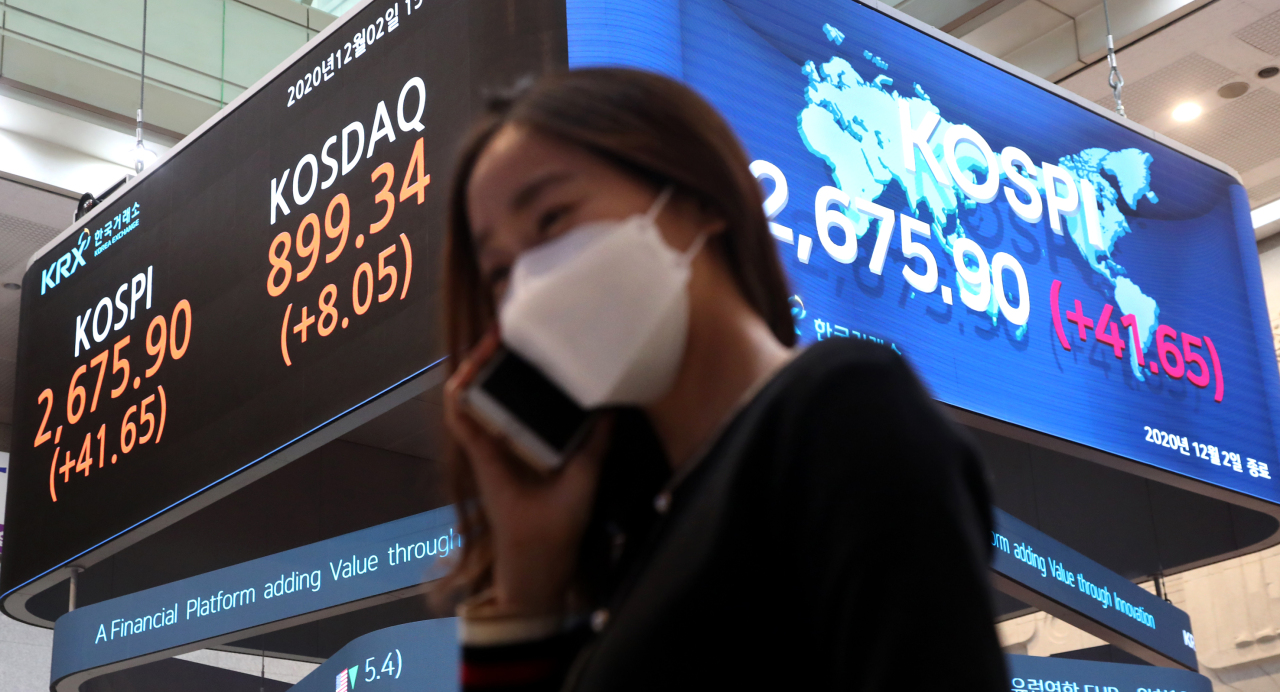 An electric board at the Korea Exchange’s Seoul office in Yeouido shows the closing of Kospi and Kosdaq on Wednesday. Kospi logged an all-time closing high of 2,675.90, beating the previous record set a day earlier. (KRX)