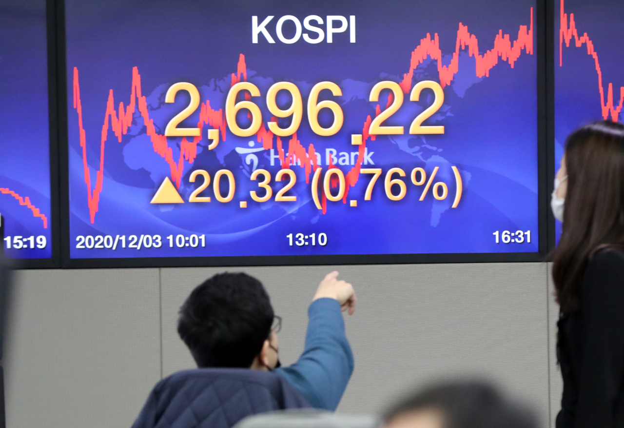 An electronic board at Hana Bank’s dealing room in Seoul shows Kospi closed at its all-time high of 2,696.22 on Thursday. (Yonhap)