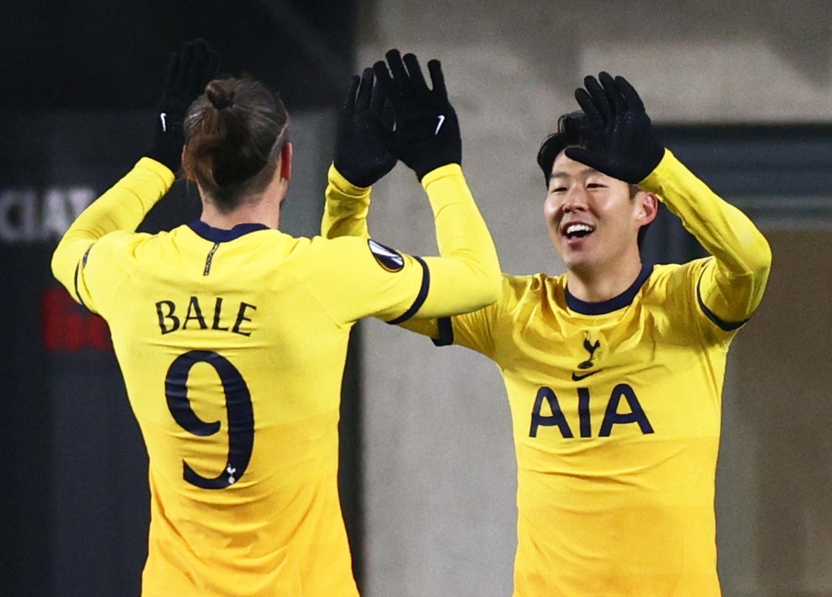 In this Reuters photo, Son Heung-min of Tottenham Hotspur (R) celebrates with teammate Gareth Bale after scoring a goal against LASK during their Group J match at the UEFA Europa League at Linzer Stadium in Linz, Austria, on Thursday. (Reuters-Yonhap)