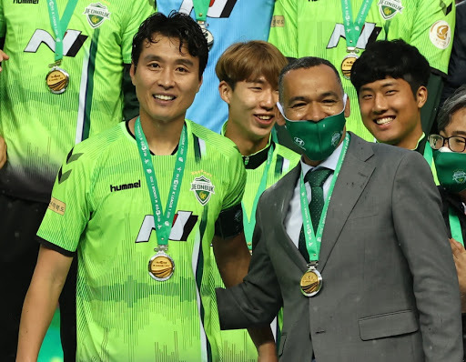 Jeonbuk Hyundai Motors head coach Jose Morais (R) celebrates with forward Lee Dong-gook after Jeonbuk clinched the 2020 K League 1 championship at Jeonju World Cup Stadium in Jeonju on Nov. 1. (Yonhap)