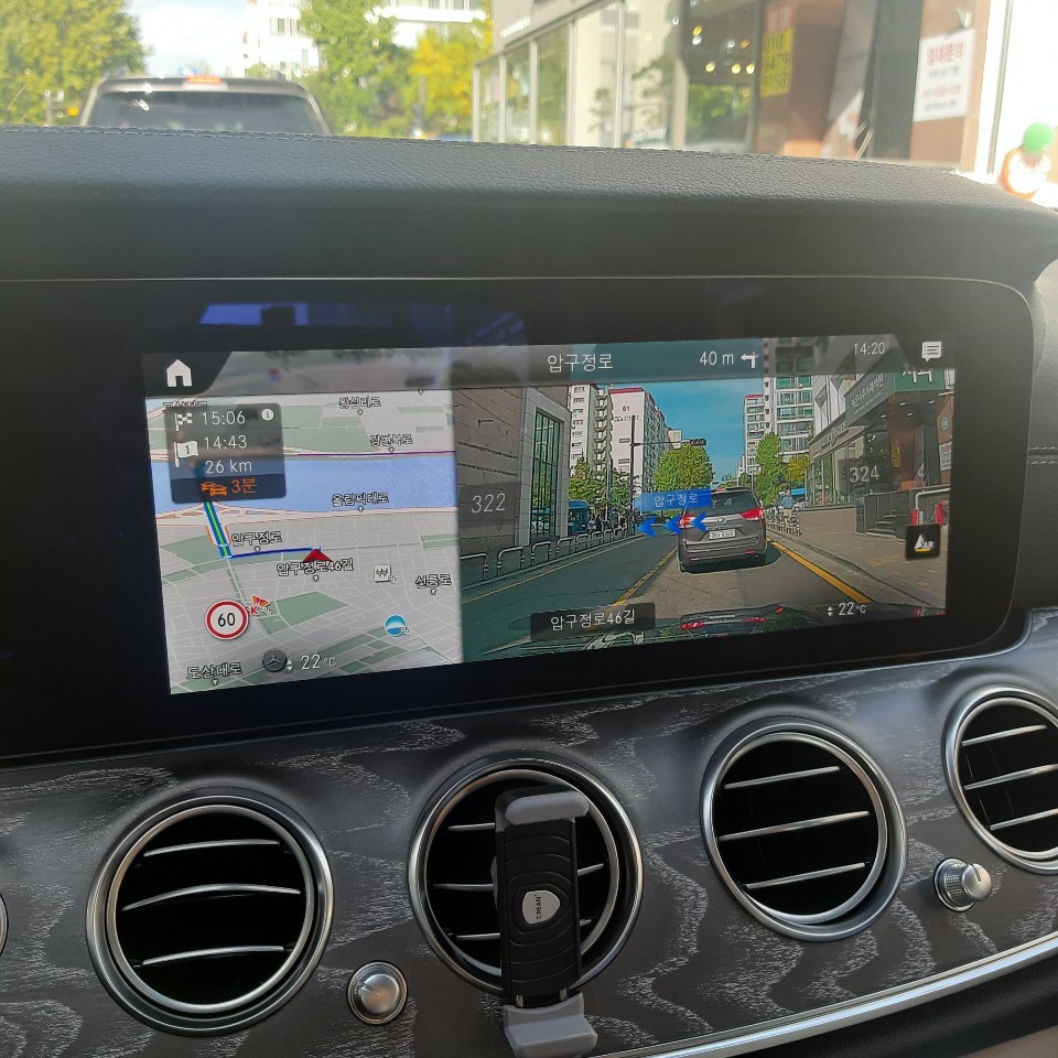Mercedes-Benz E-Class E350’s augmented reality navigation system (Shin Ji-hye/The Korea Herald)