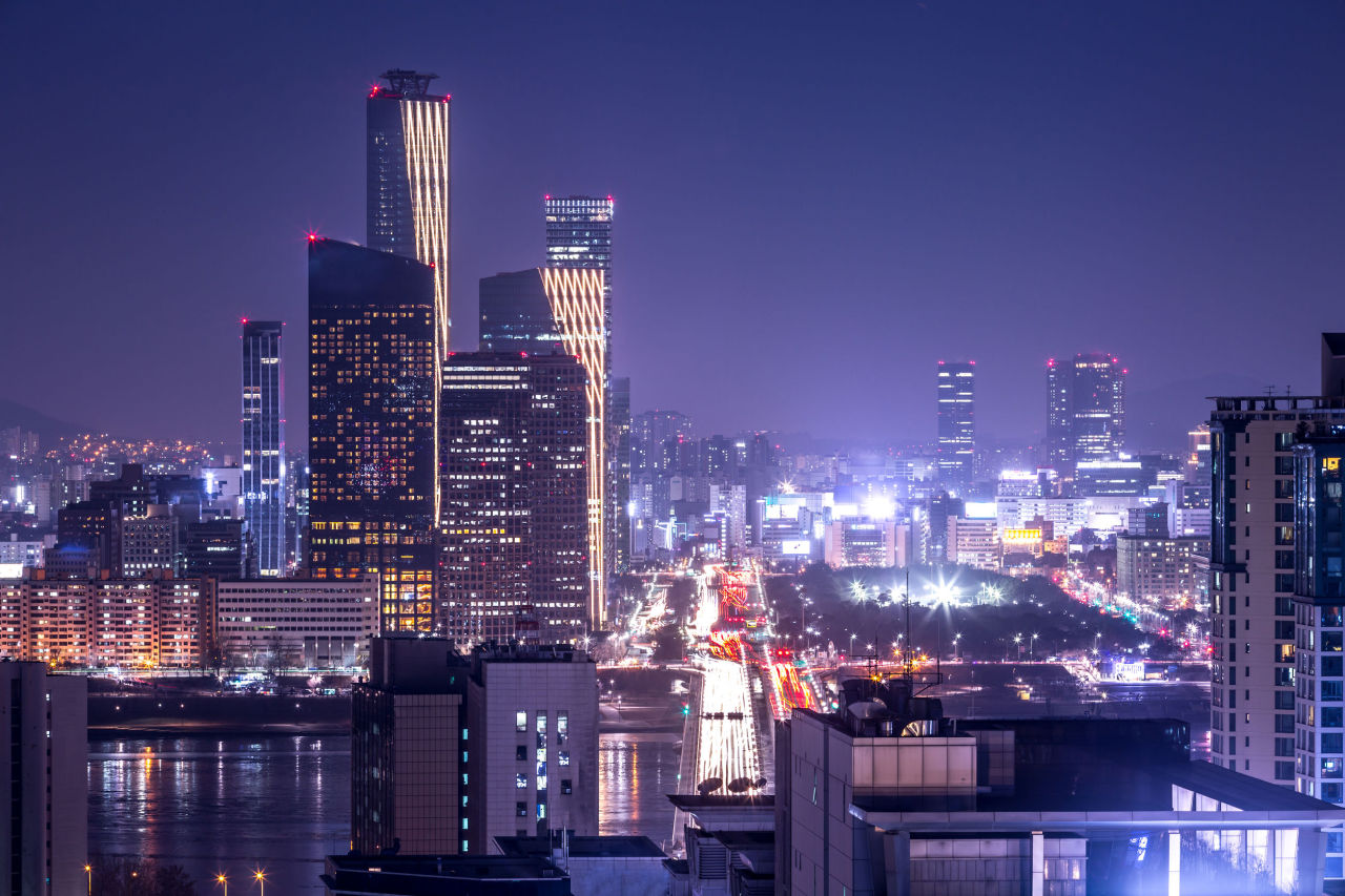 A nightscape of a financial district in Yeouido, Seoul (123rf)
