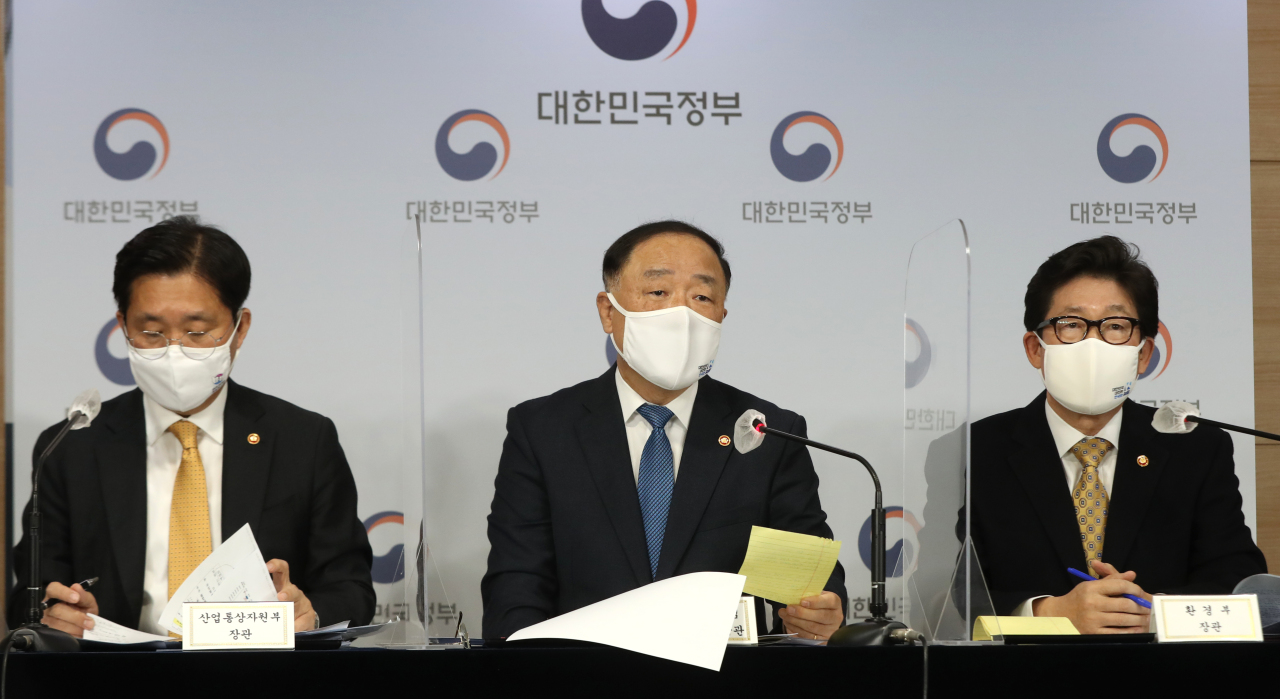 Deputy Prime Minister and Finance Minister Hong Nam-ki speaks Monday in a press briefing on the country's carbon neutrality road map at Seoul Government Complex. (Yonhap)