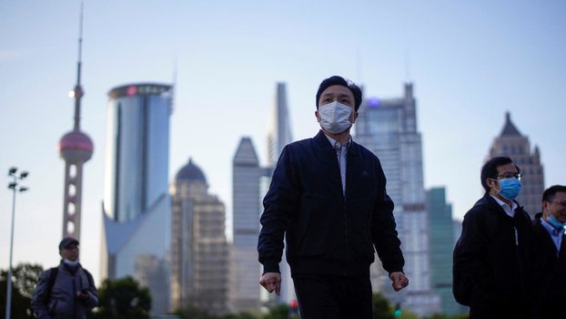 A man wearing a mask at a financial district in Shanghai, China. (Reuters-Yonhap)