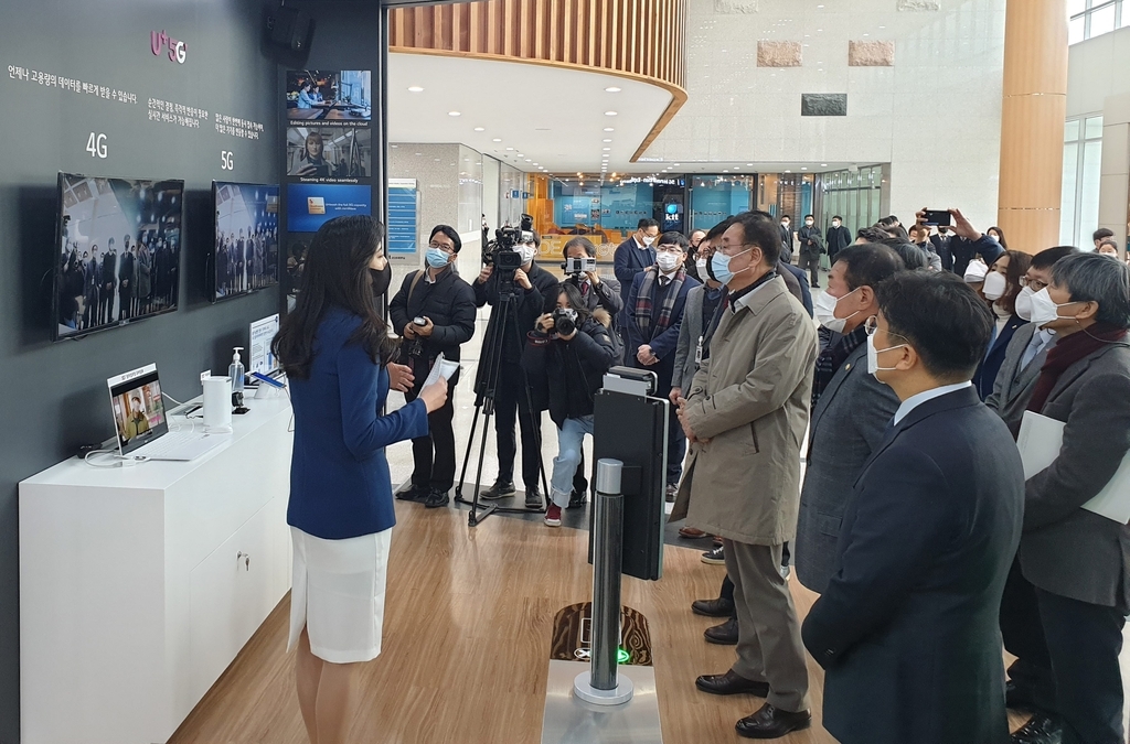 A company official demonstrating its 5G services at the Kumoh National Institute of Technology in Gumi, 202 kilometers south of Seoul. (LG Uplus Corp.)