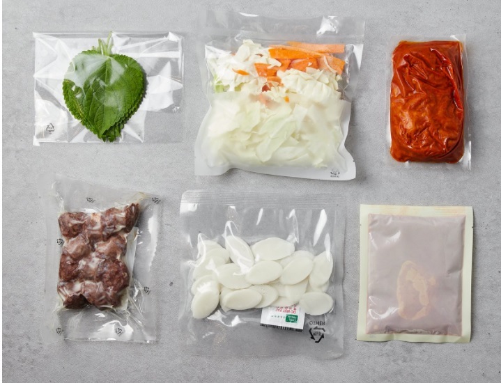 Components of a meal kit, with ingredients individually packaged (SSG.com)