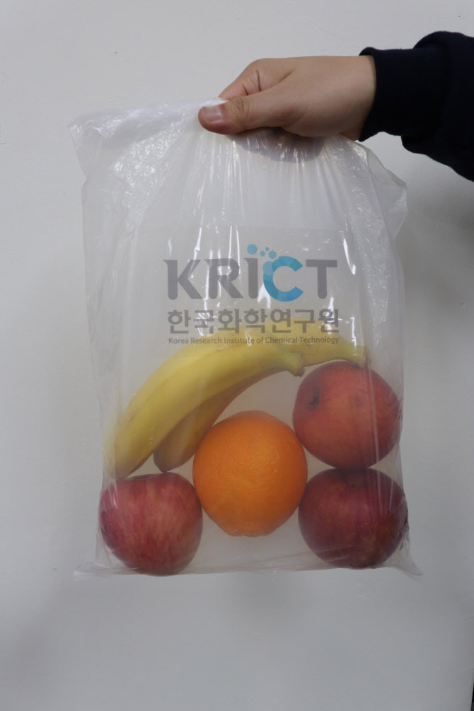 A plastic bag is made of PBAT. Korea Research Institute of Chemical Technology recently transferred its PBAT technology to SKC. (SKC)