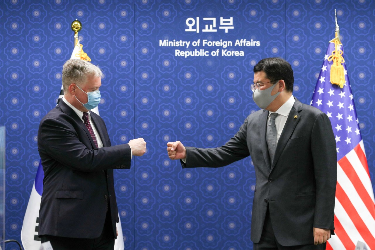 South Korea`s First Vice Foreign Minister Choi Jong-kun (right) and US Deputy Secretary of State Stephen Biegun greet with a fist bump ahead of their talks on Wednesday. (Yonhap)
