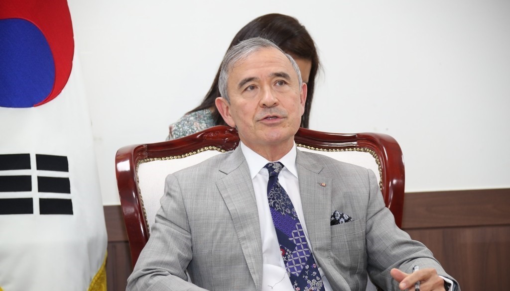 US Ambassador to South Korea Harry Harris speaking during a meeting with Unification Minister Lee In-young at the unification ministry in Seoul. (Yonhap)