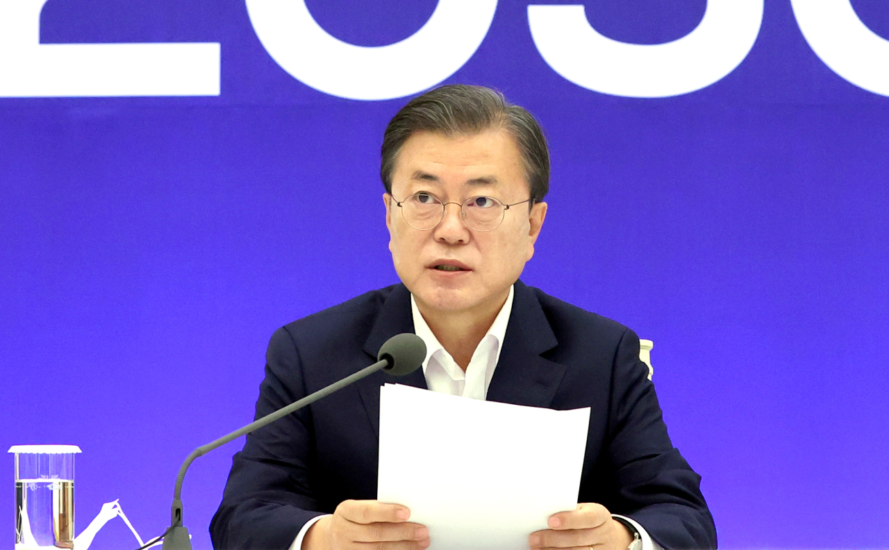 President Moon Jae-in speaks at a meeting on South Korea’s aim of going carbon neutral by 2050, at Cheong Wa Dae in Seoul on Nov. 27. (Yonhap)
