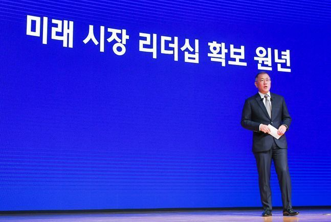 Chung Euisun, then vice chairman of Hyundai Motor Group, vows to enhance corporate leadership for future markets in his New Year’s Address in January 2020. Chung was promoted from vice chairman to chairman in October. (Hyundai Motor Group)