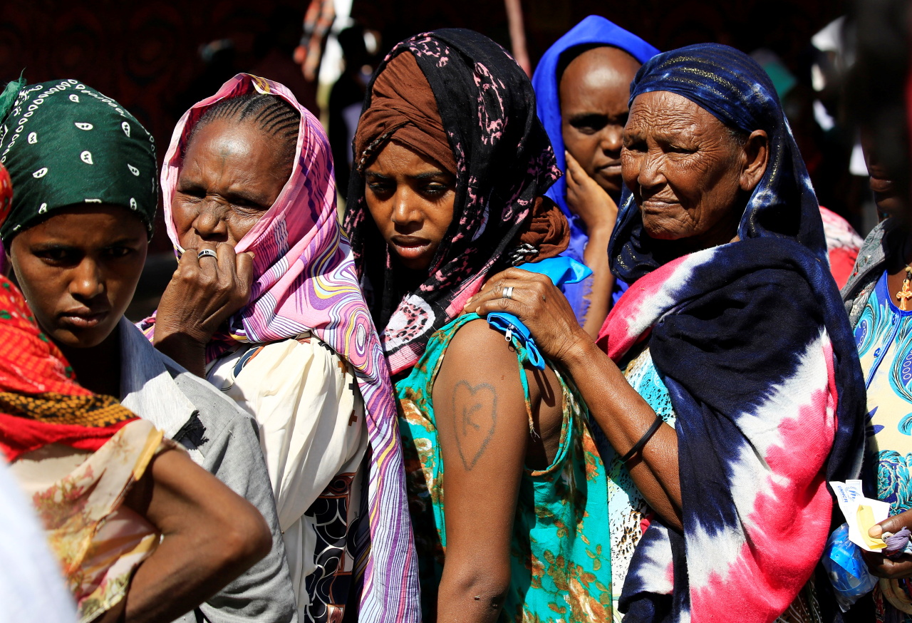 Ethiopian refugees who fled Tigray region, queue to receives treatment within the Fashaga camp on the Sudan-Ethiopia border, in Kassala state, Sudan on Monday. (Reuters-Yonhap)