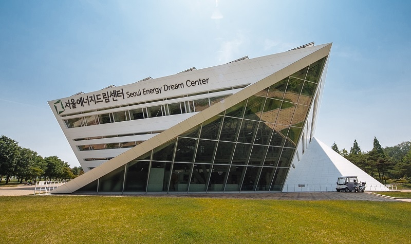 Building-integrated solar panels are installed at Seoul Energy Dream Center. (Seoul Energy Dream Center)