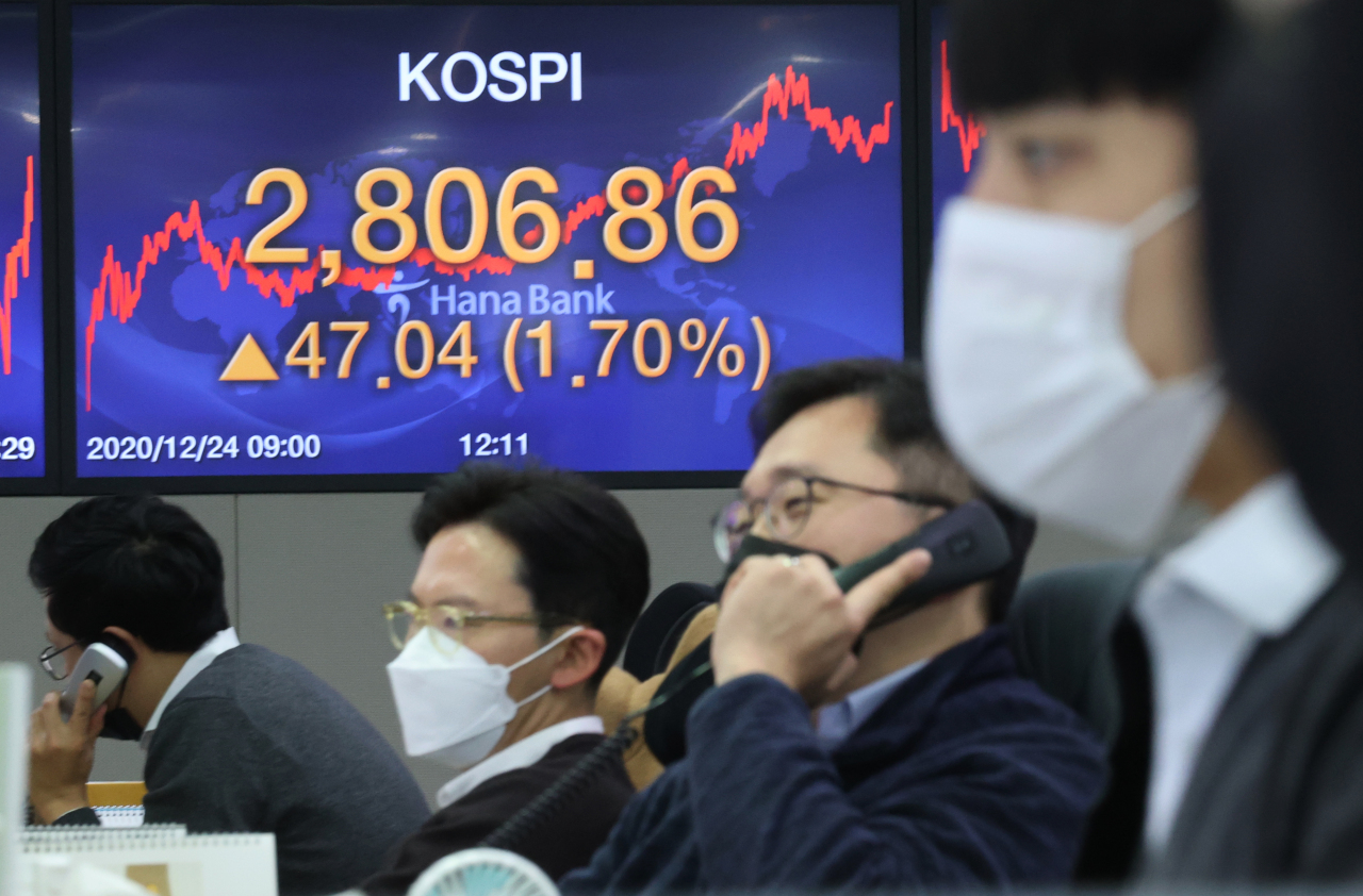 An electronic signboard is seen showing the closing mark of the Kospi at a currency dealing roomm of Hana Bank headquarters in Seoul, Thursday. (Yonhap)