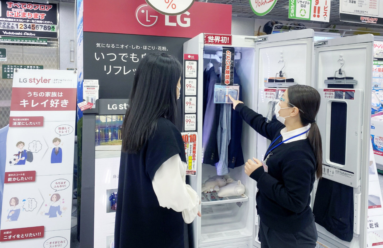 A consumer looks at the Tromm Styler at a shop in Japan. (LG Electronics)