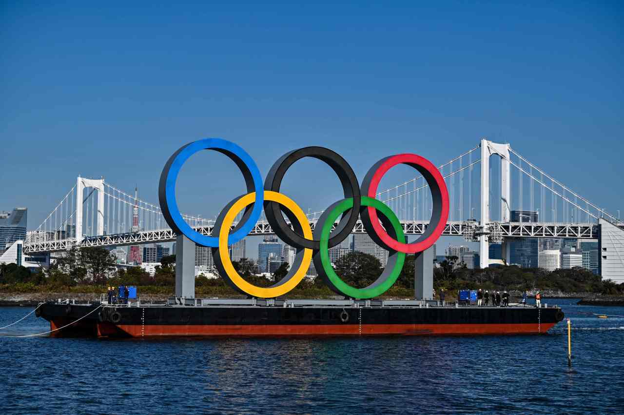 This file photo shows the Olympic Rings being reinstalled at the waterfront in Tokyo on Dec. 1. (AFP-Yonhap)