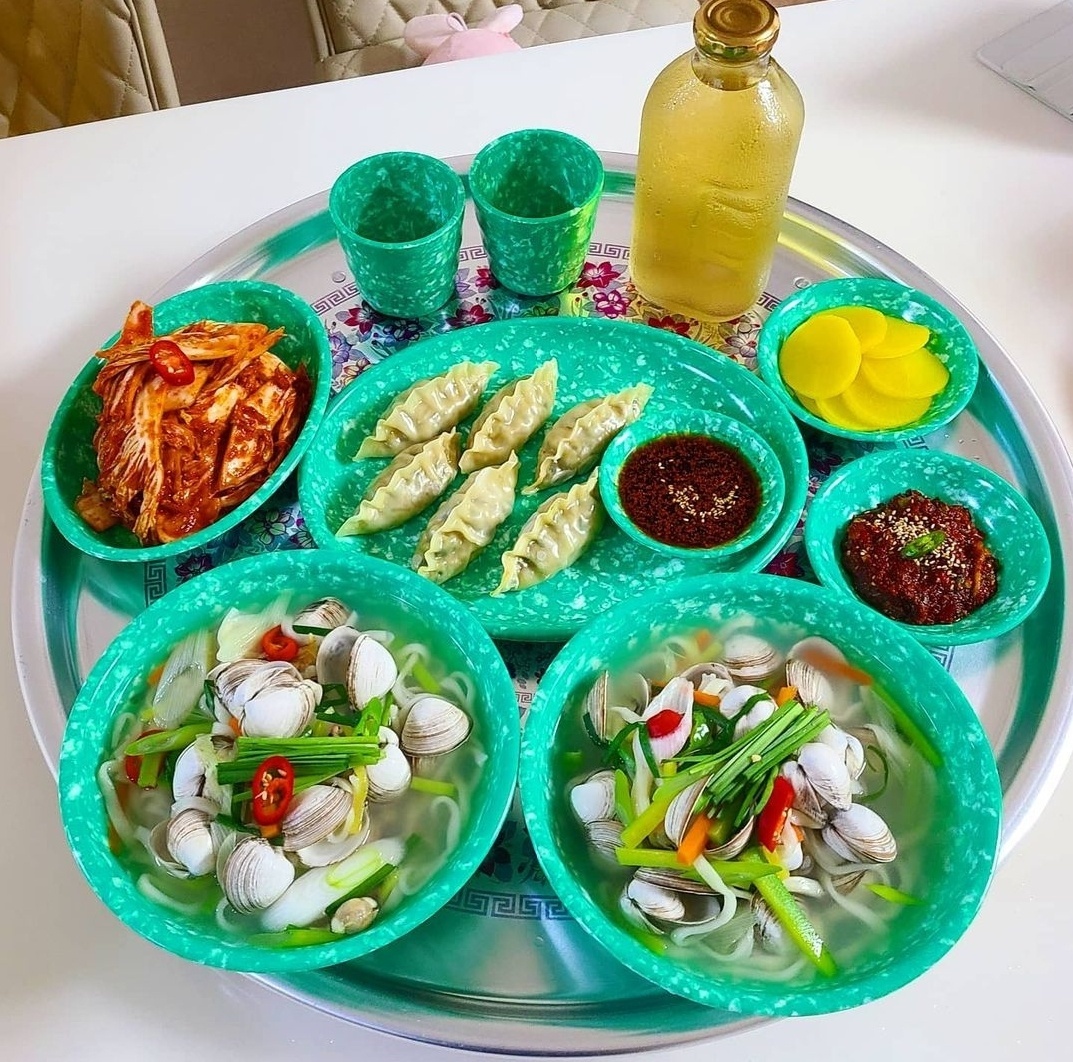 Lee Ok-young bought an old-fashioned dining table and dishes that remind her of her childhood years. (Courtesy of Lee)