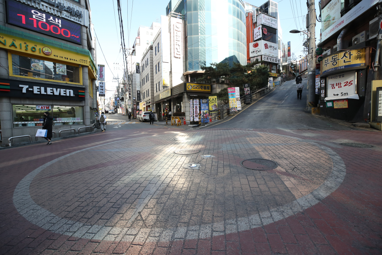 A view of empty streets in the Gangnam district, Seoul, Dec 14, 2020. (Yonhap)