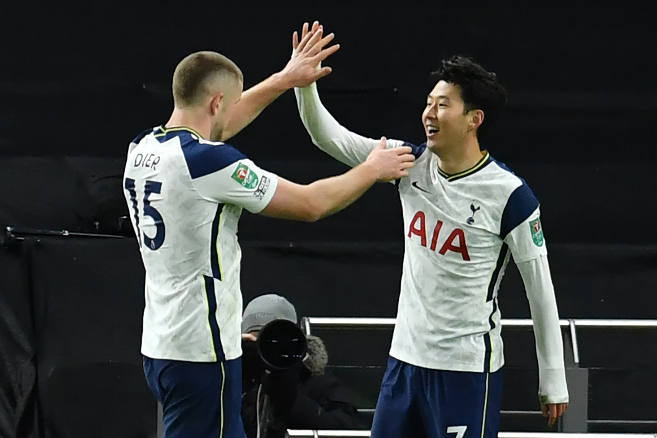 In this AFP Press photo, Son Heung-min of Tottenham Hotspur (R) celebrates with teammate Eric Dier after scoring his team's second goal against Brentford during the semifinal match of the English League Cup at Tottenham Hotspur Stadium in London on Tuesday. (AFP-Yonhap)