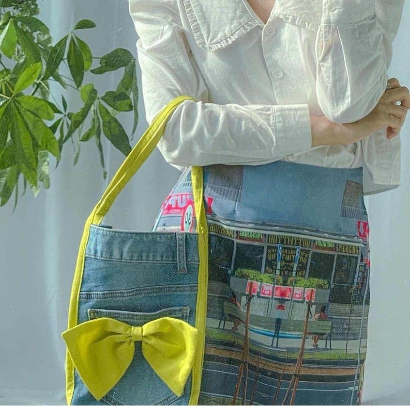 A denim miniskirt and handbag made from old jeans (Kim Byeol-ri’s Instagram account, byeoris2)